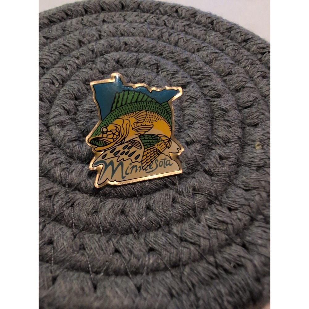 ^BEAUTIFUL MINNEAPOLIS MINNESOTA PIN BADGE^ FISH & MAP